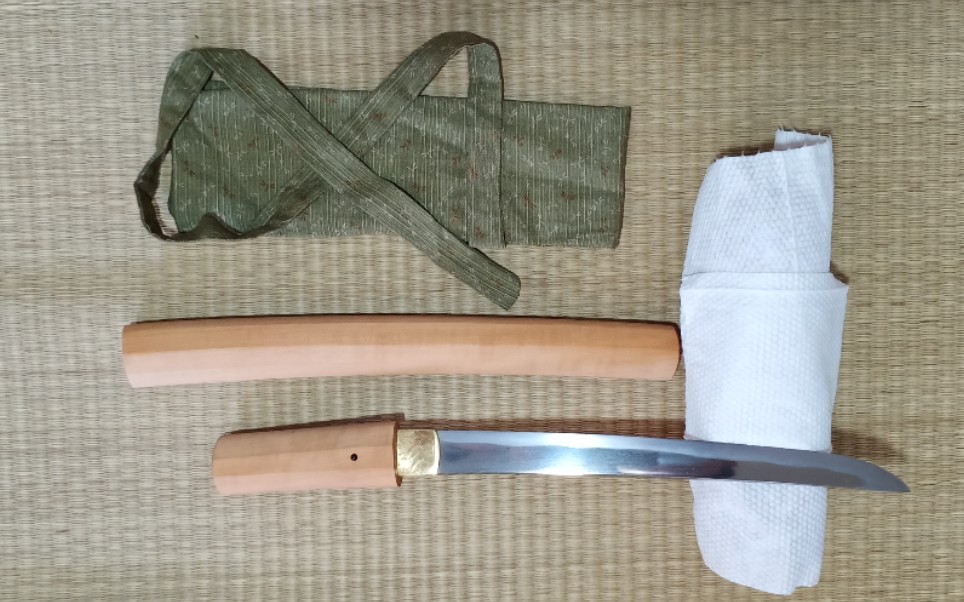 白鞘平造短刀(玉鋼锻.地肌略不同).丁子足入