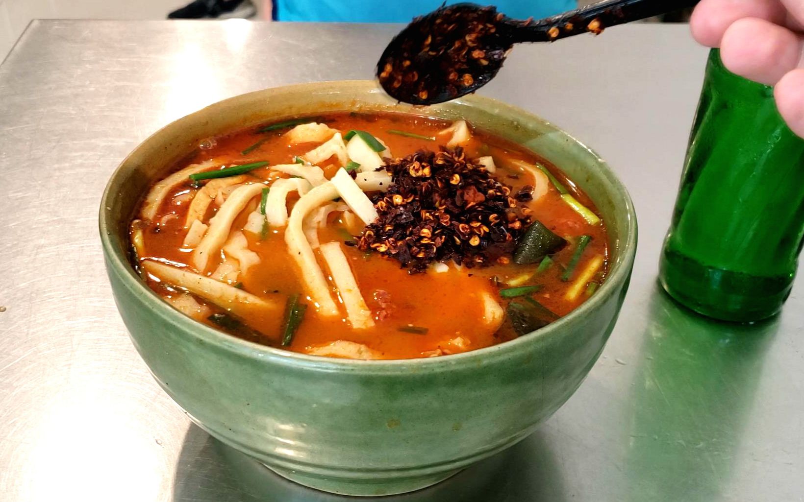 这家店卖了20年的牛肉烩饼,11元一碗,酸爽过瘾