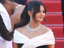 Télécharger la video: SelenaGomez穿SaintLaurent定制礼服亮相戛纳电影节