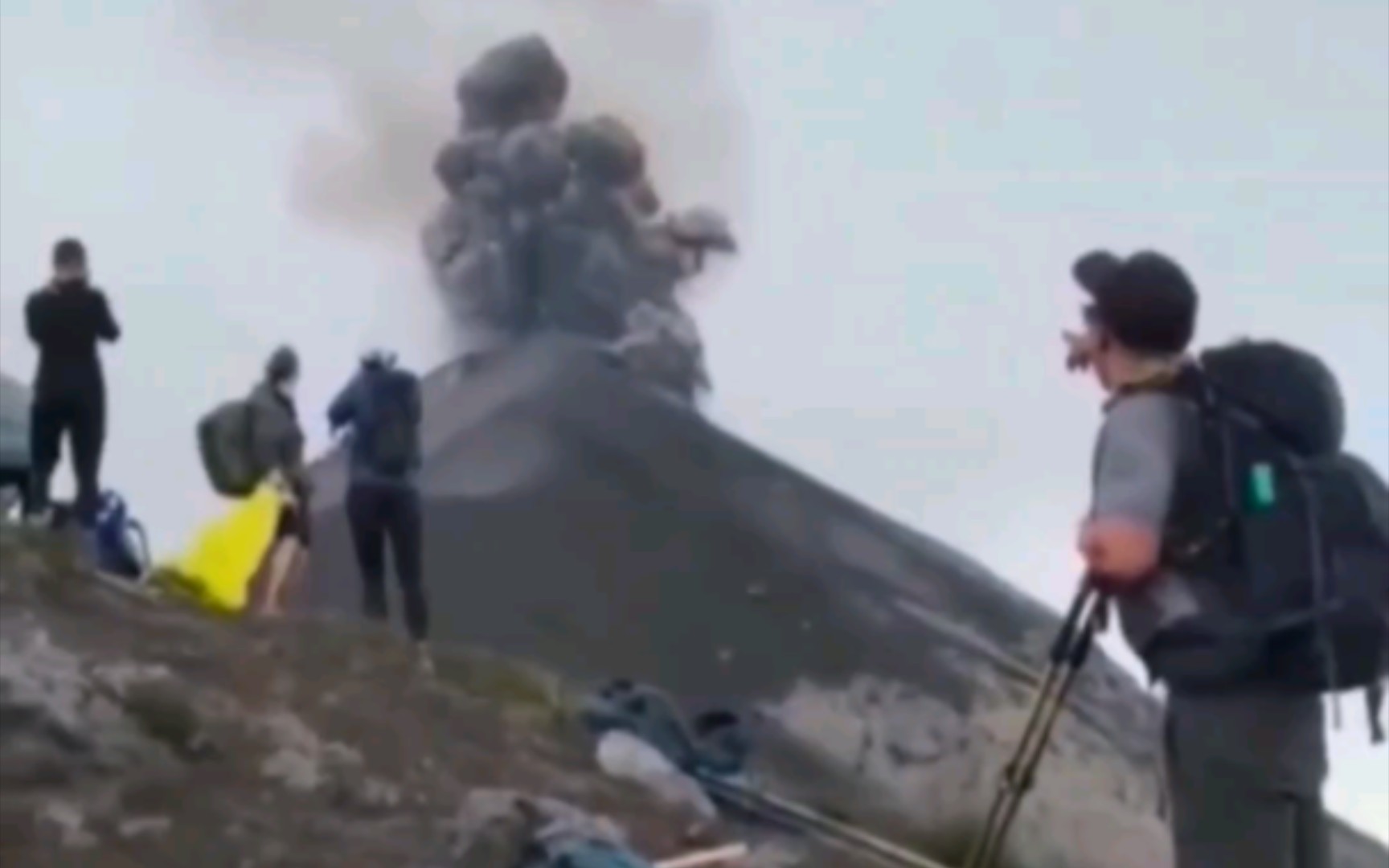 [图]火山🌋喷发的瞬间电闪雷鸣