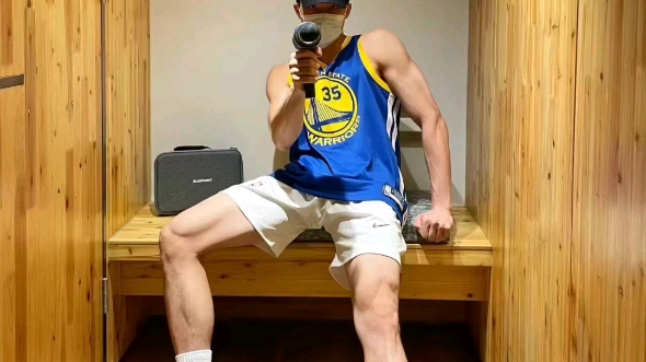 在角落里等待的白袜长腿体育生帅哥