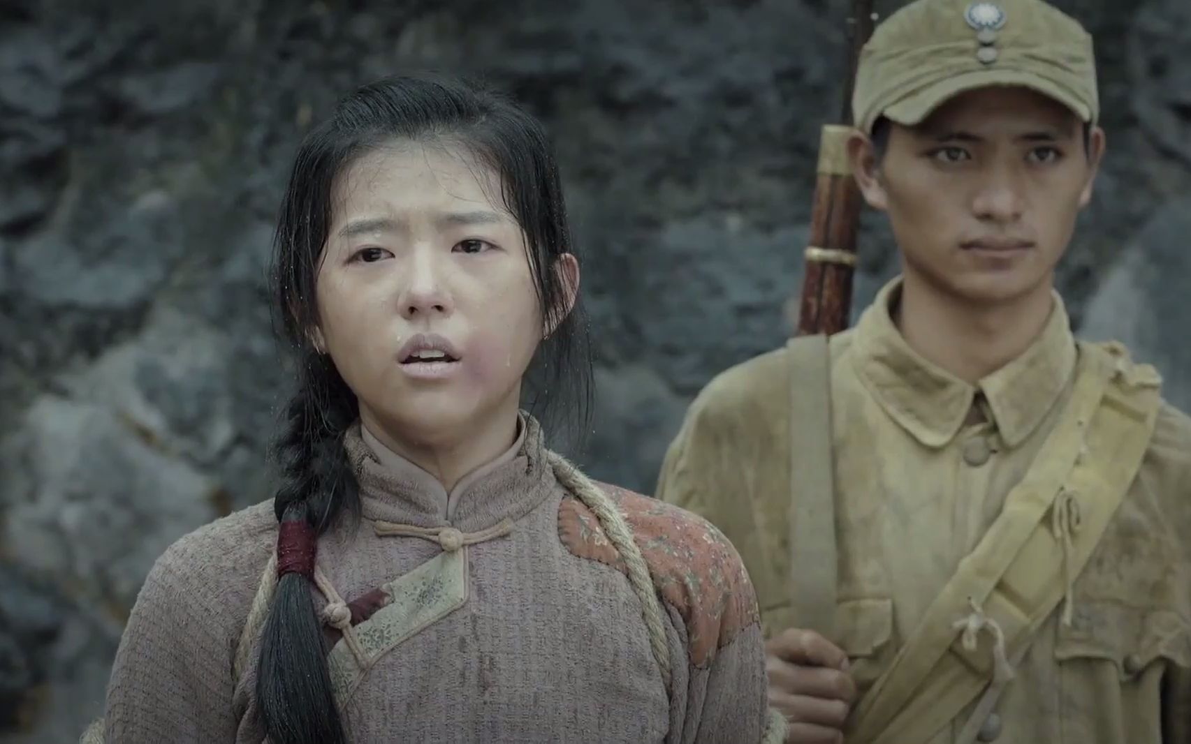 绝境铸剑:锦妹用歌声点出暗处的埋伏,拯救了被炮轰的红军,厉害