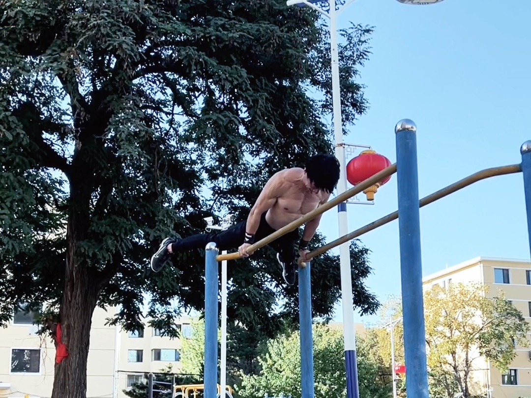 开攻双杠俄挺俯卧撑.