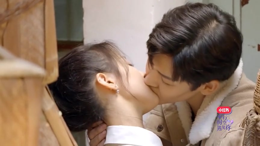 平行时空遇见你:杨超越侯明昊羞涩初吻,杨超越主动了