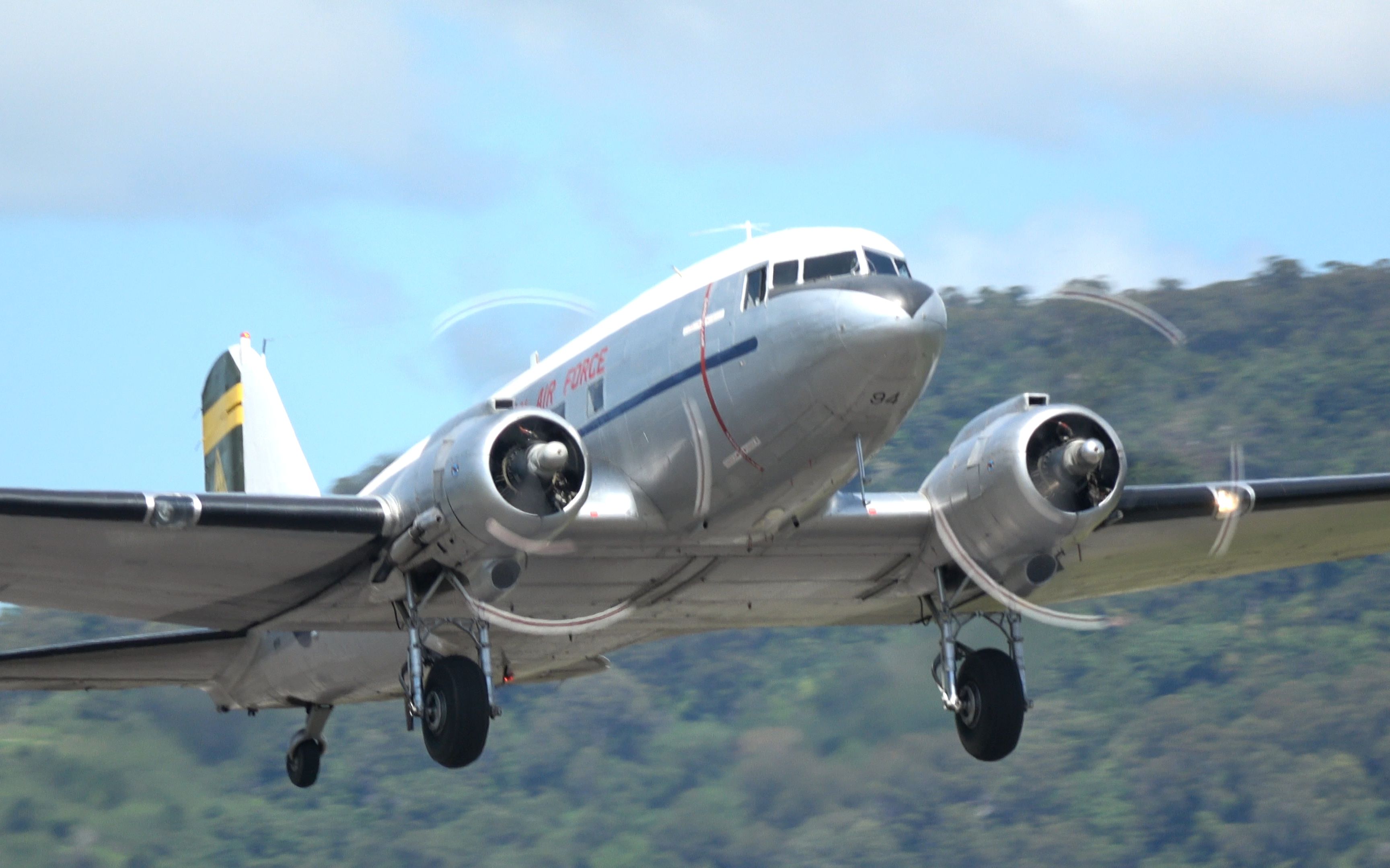 跑道边拍摄dc-3起飞和落地(三个起落)