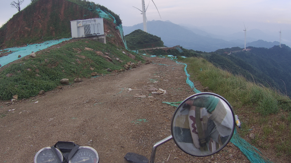 靖安县罗湾乡八角尖风电场,海拔1303,上山公路总体还行,没有破损很