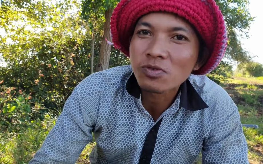 [越菜]印尼小哥今天在田里抓稻花鱼