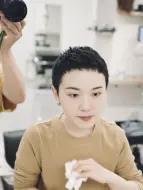 Download Video: 沙发修剪💇郭采洁📷露耳超短发👉眉上刘海