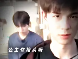 小狗噘嘴“我的哥哥回家了”