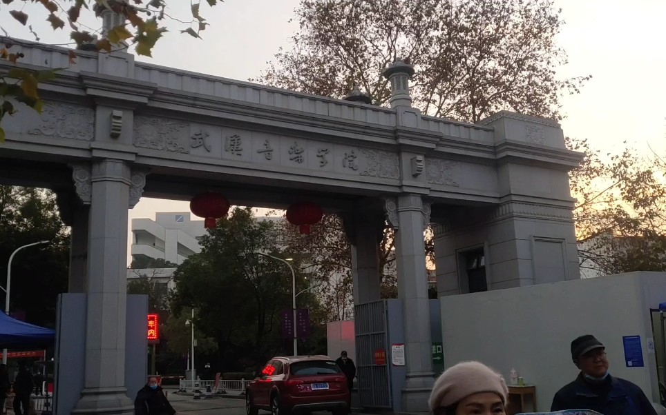 活动  实拍武汉音乐学院,周末校门口豪车云集,这是为什么呢?