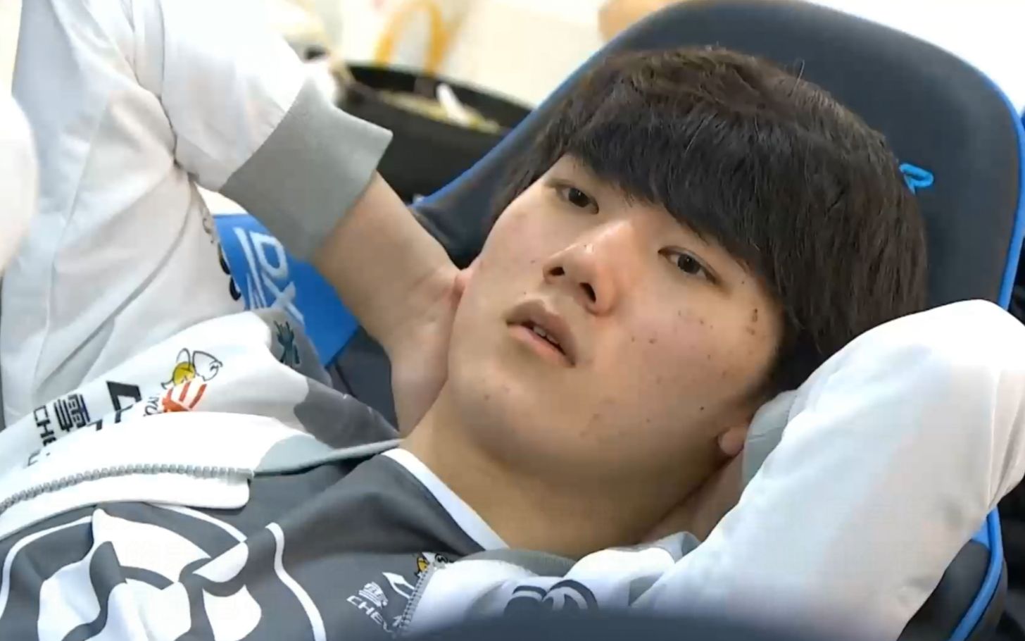 ig野辅逃跑图火了theshy阿水以二打五赛后休息室气氛压抑