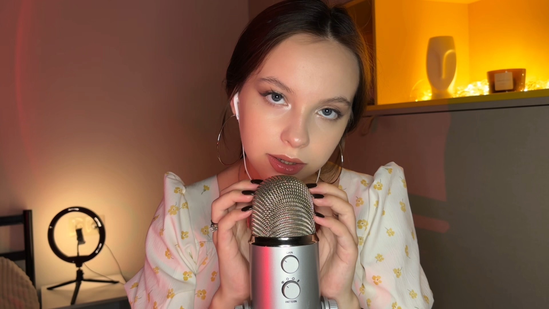 [图]asmr 🎧 триггерные приятные слова + скретчинг по микро _ звуки рта 🥥🤍