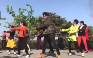 Tải video: 《都挺好》花絮：郭京飞跳广场舞完整版，甩头发抛媚眼超搞笑