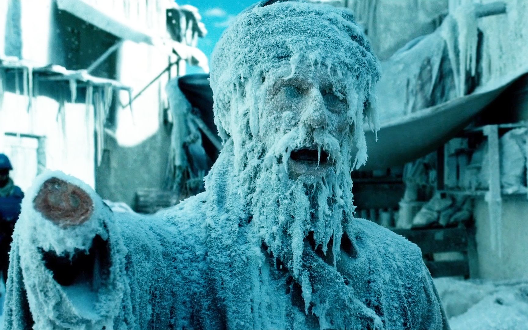 天气炎热的沙漠地区,一村人被瞬间冻成冰雕!灾难片《全球风暴》