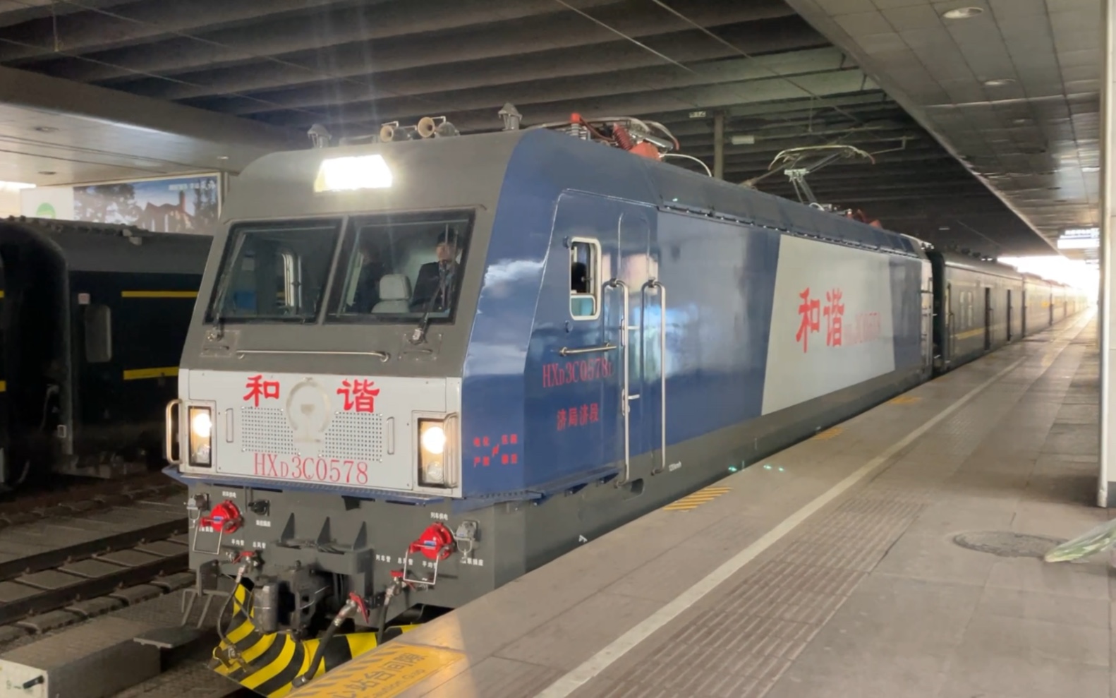 济局济段hxd3c0578牵引杭州-齐齐哈尔的k48次快速列车进入济南站停车