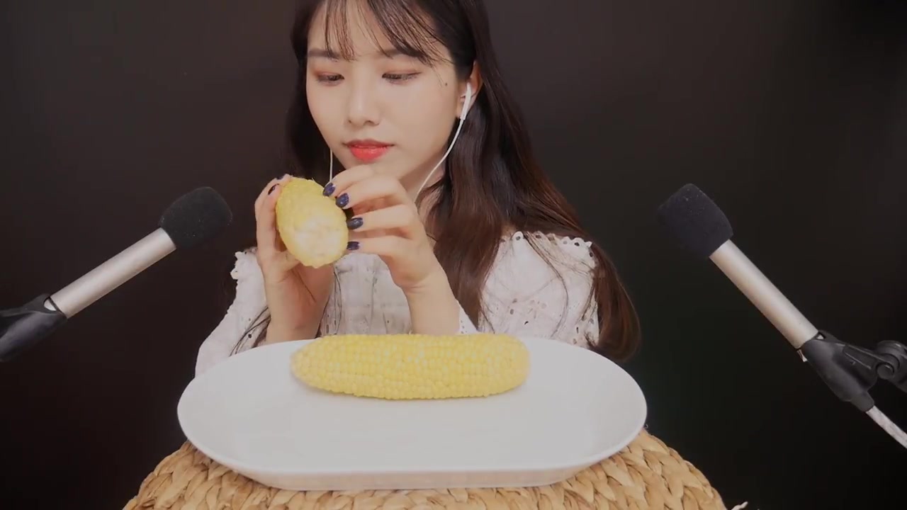asmrsuna吃生玉米