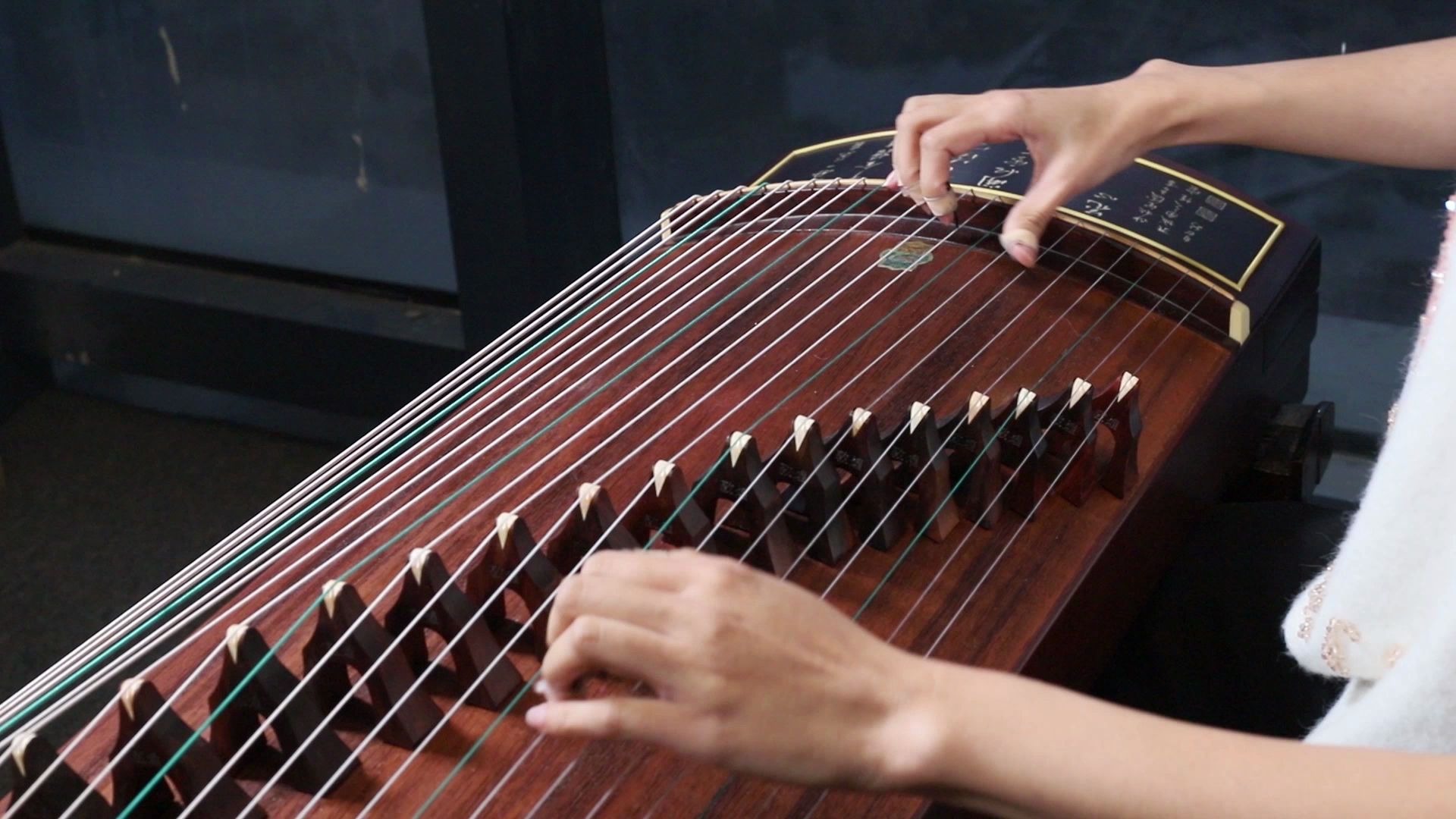 古筝演奏将军令今天是一双纤纤玉手