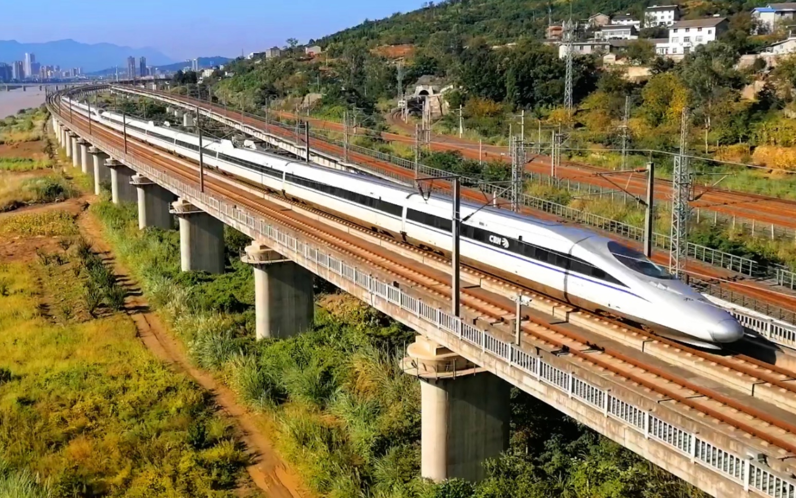 g3286成都东-上海虹桥(crh380a-2764-2666)通过广元绕城高速嘉陵江