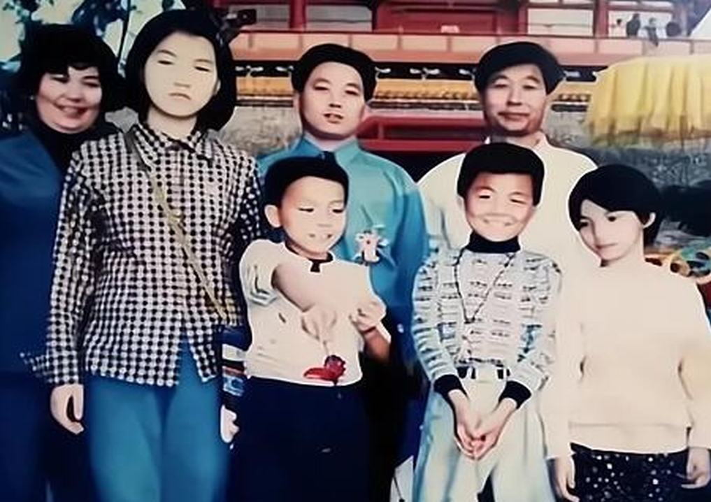 郭威的童年照片被曝光穿着打扮和家里人格格不入邻居称像乞丐