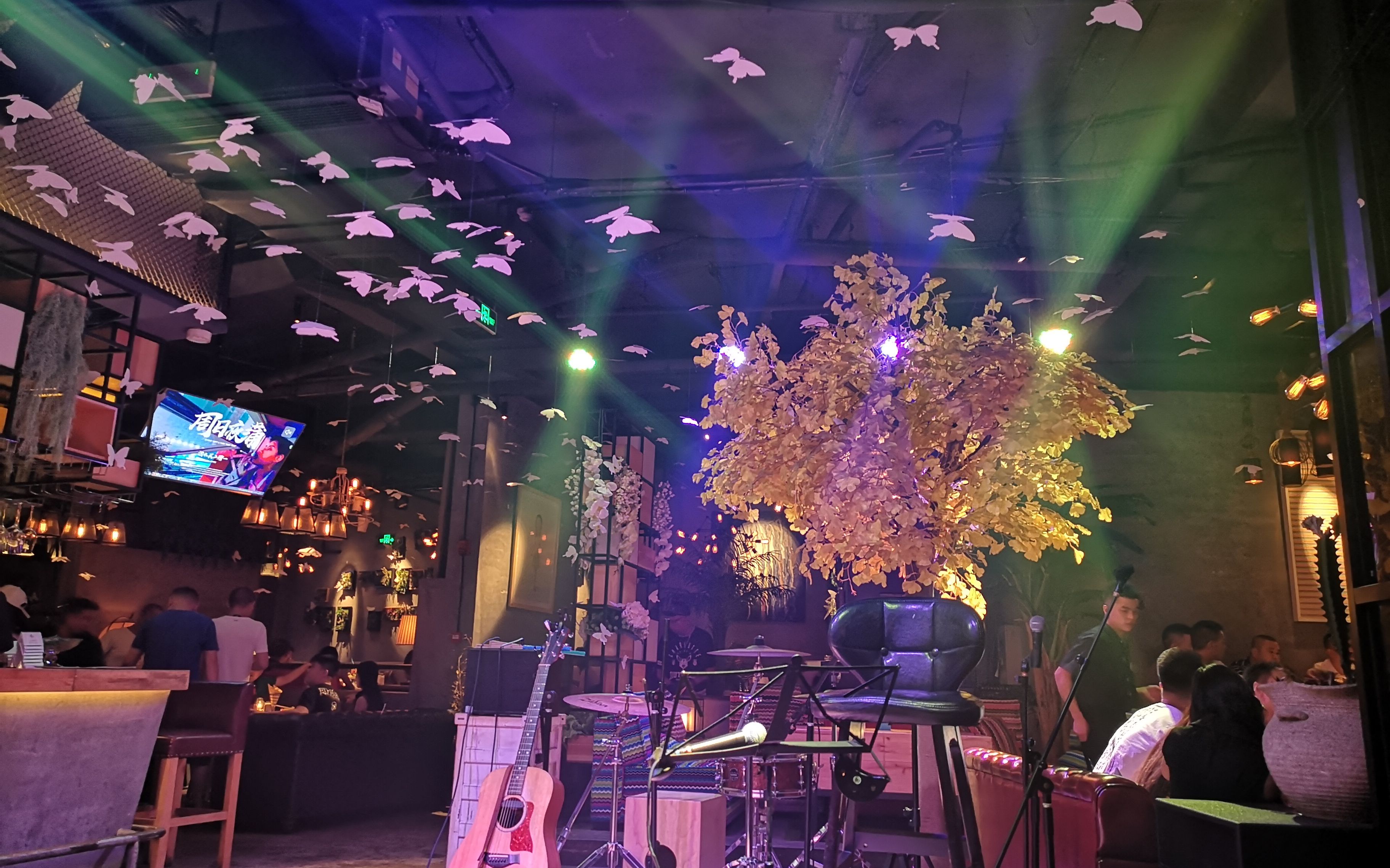 vlog@成都~一起享受成都人的夜生活~晚上的小酒馆和小姐姐嘻嘻