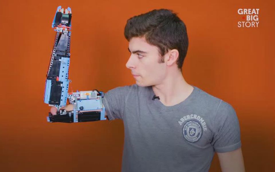 【搬运】国外一小哥用乐高积木搭建了一只[智能仿生手],也太酷了吧!