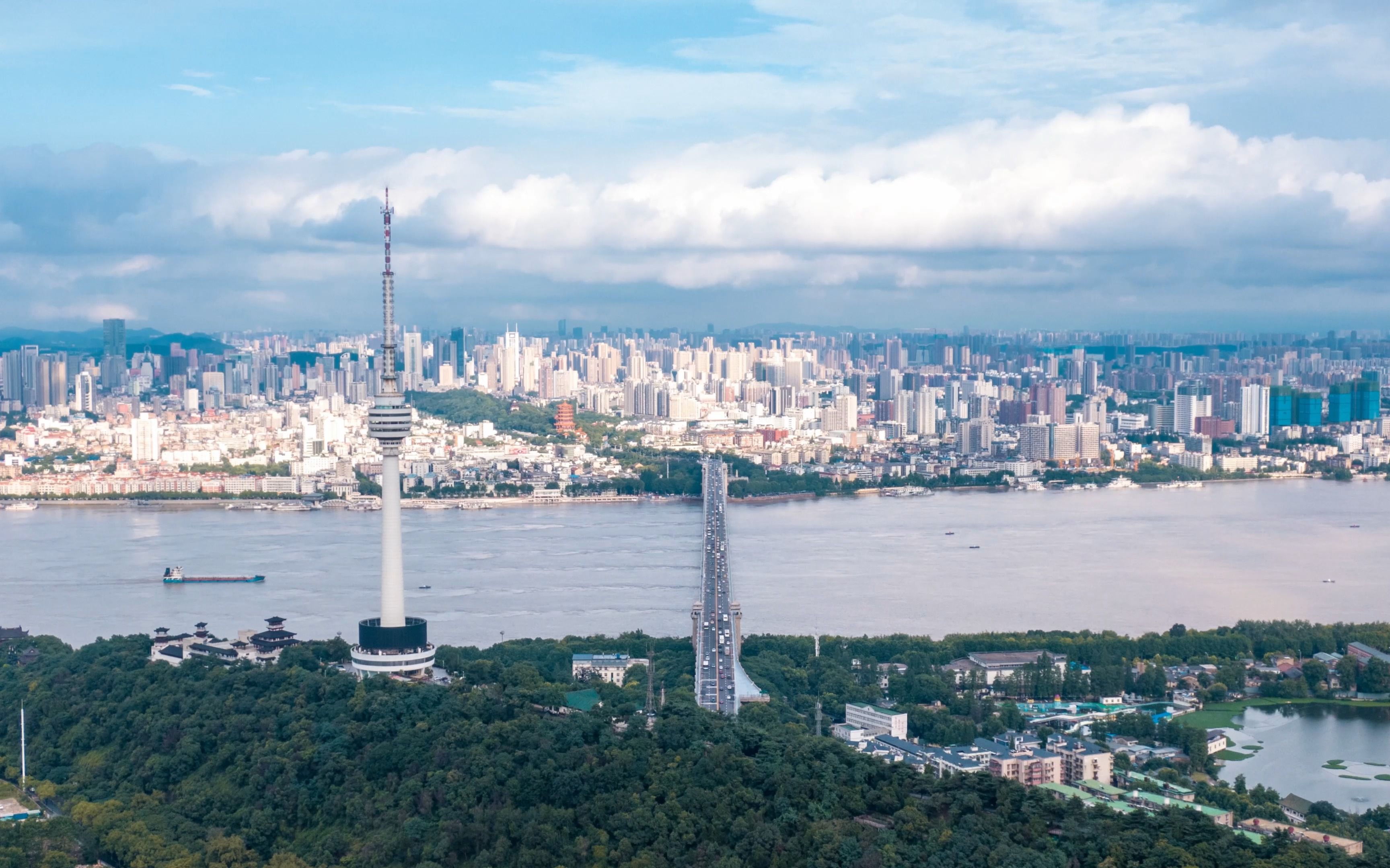 [图]游泳酒荣耀上市五周年＃祝福语点亮江城武汉＃勇立潮头/敢为人先