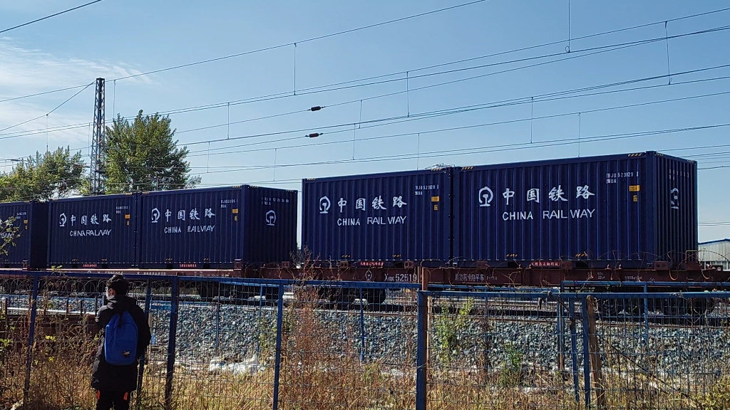 沈局白段和谐26146牵引货列通过沈山线16公里㎞道口