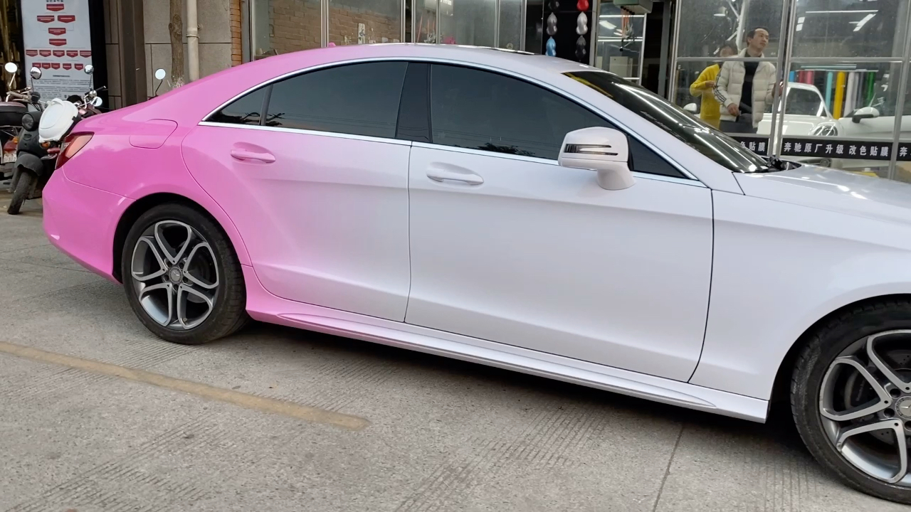 奔驰cls渐变白粉