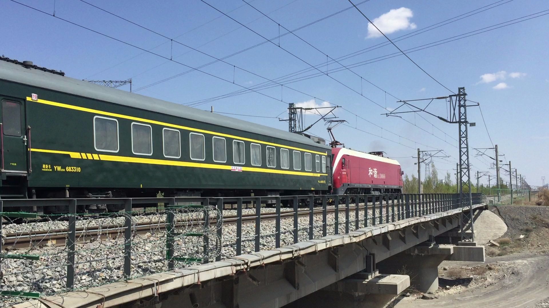 乌局乌段hxd1d0068 牵引成局临客k4352次(奎屯-成都)奎屯东站接近