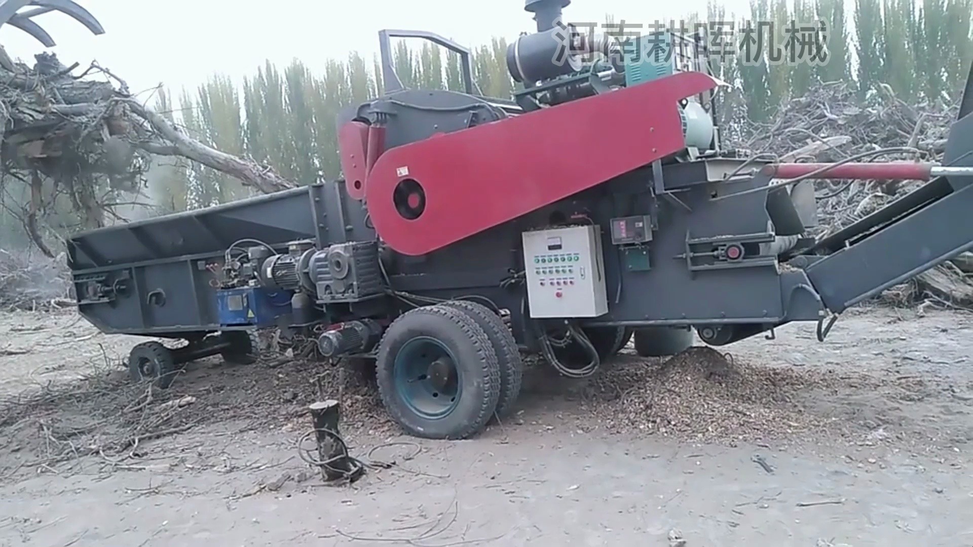 移动柴油木材粉碎机 树桩木头破碎机 木皮树皮秸秆综合破碎机