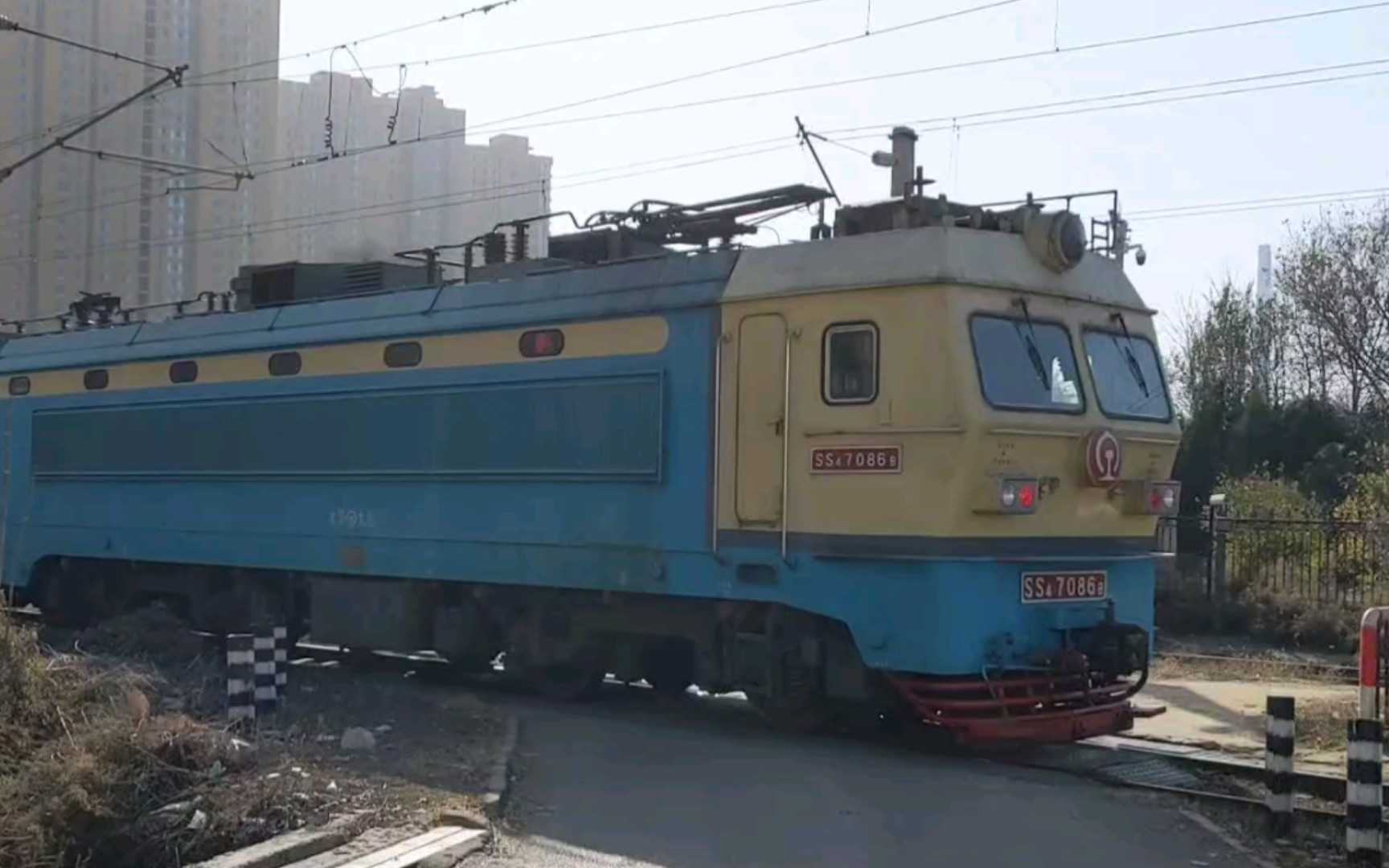 【国铁】骑共享单车看太局ss4-7086驶出太原机务段