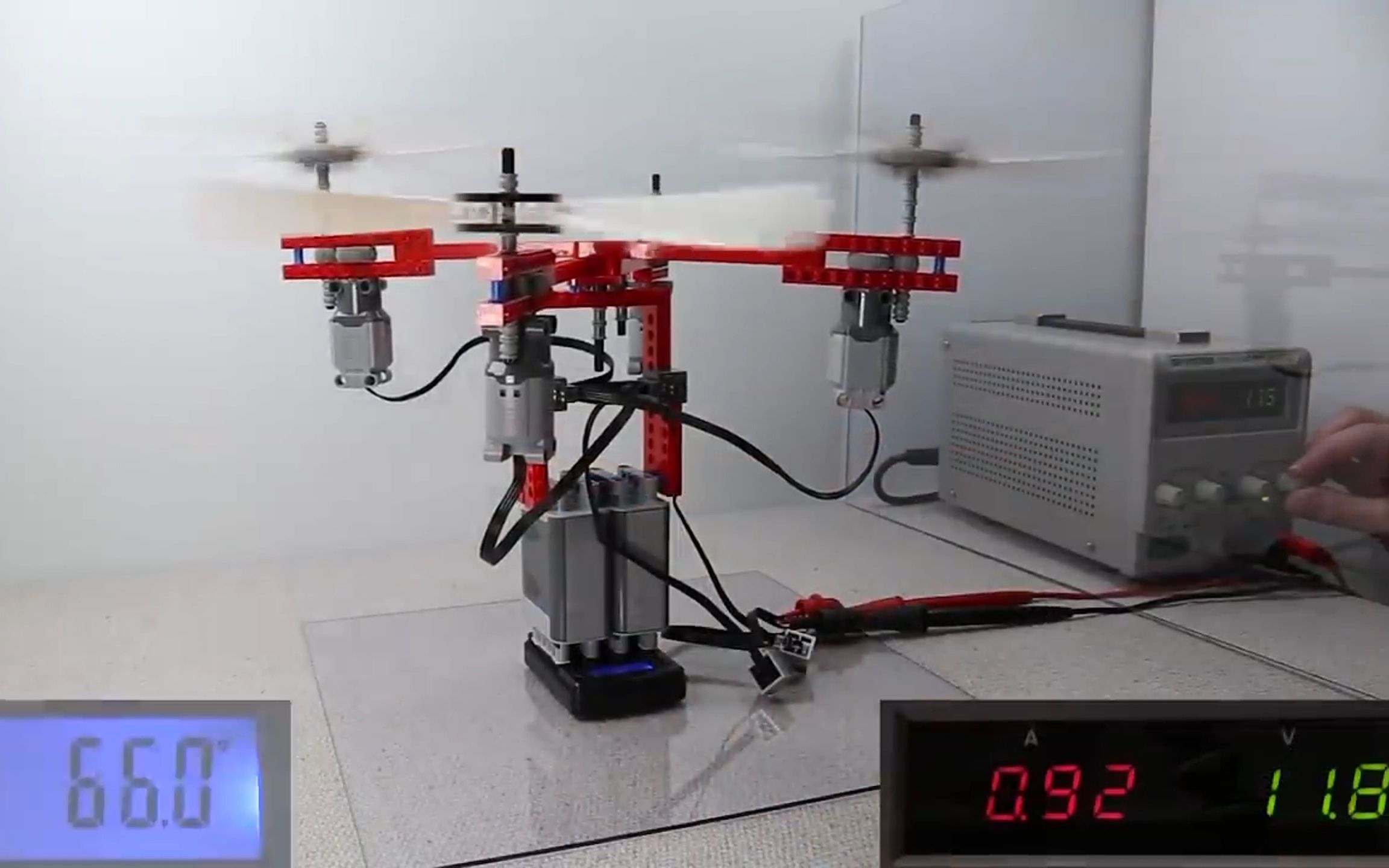 用乐高马达和螺旋桨做一个无人机,真的能飞起来吗?