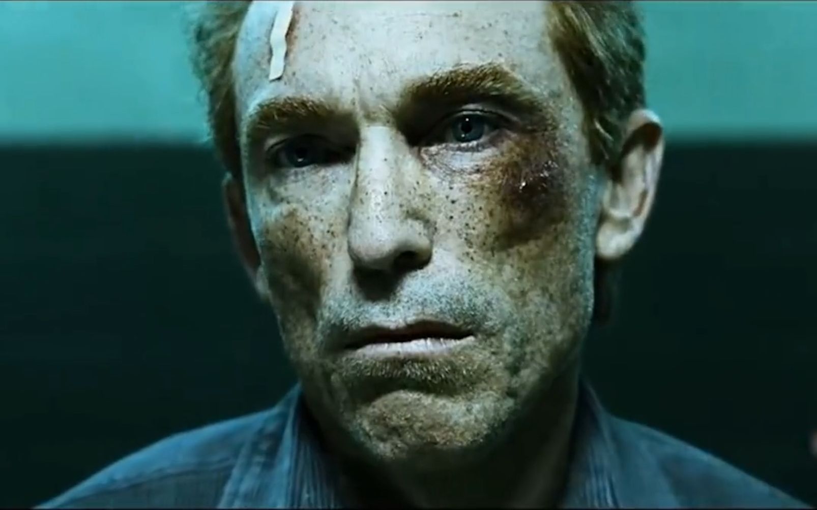 罗夏是罕见的以暴制暴的电影主角,他的眼里只有善与恶,没有混沌中立