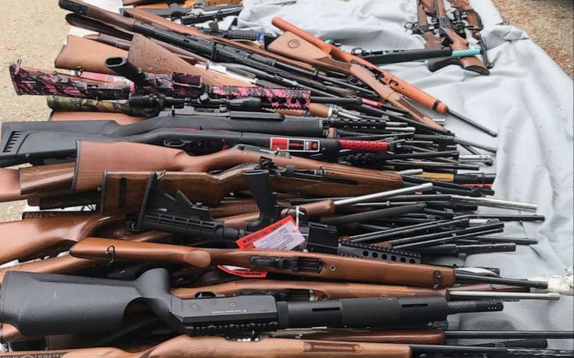 豪宅变身"兵工厂" 美警方缴获上千枪支