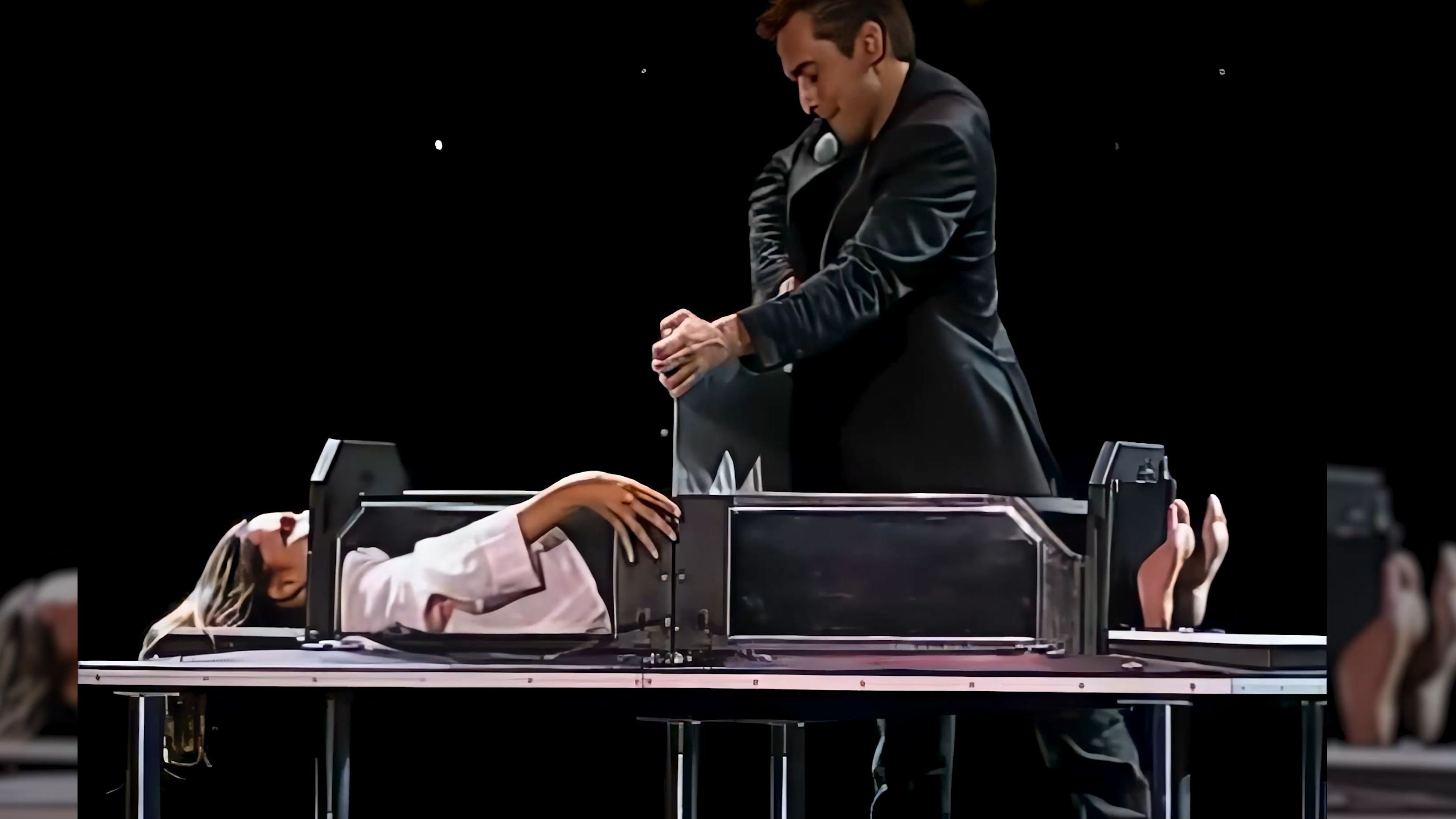 short - 397 - clear box sawing women half - 透明箱人体切割