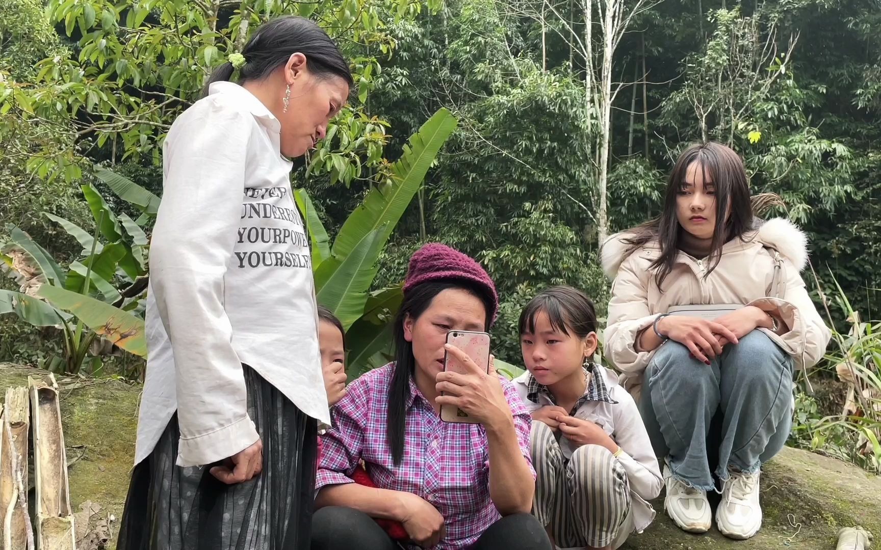 中国人到越南，实拍越南贫困的农村女人，她们的生活太艰苦了！_凤凰网视频_凤凰网