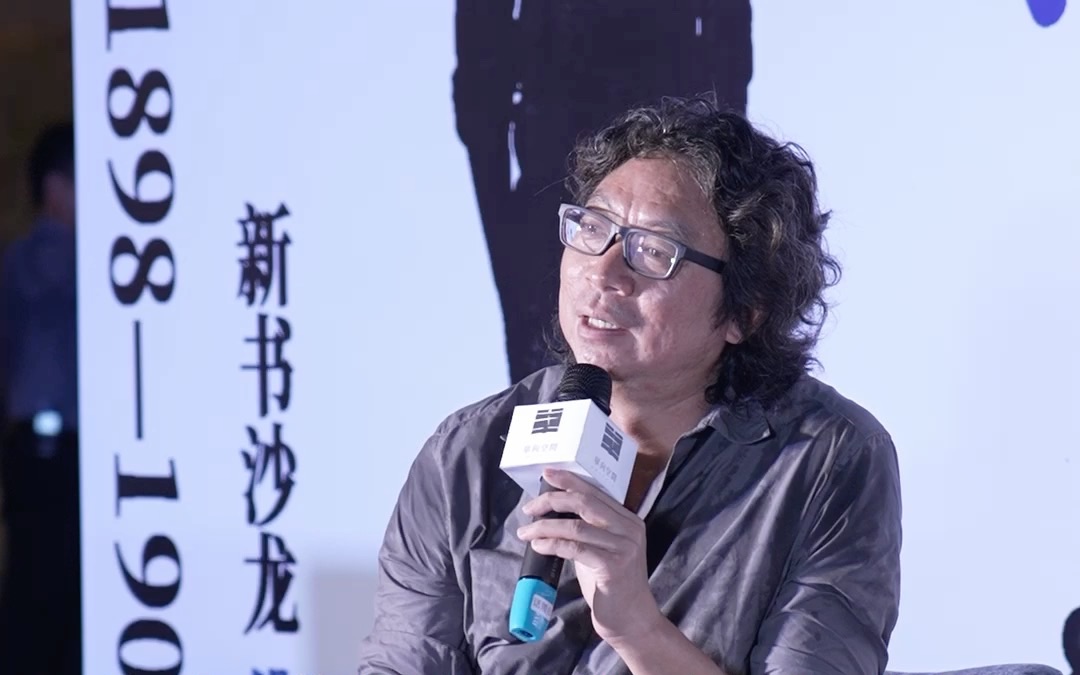 穿上"半永久"的人字拖,随性自由的许知远做客佛山.网友:丝滑融入!