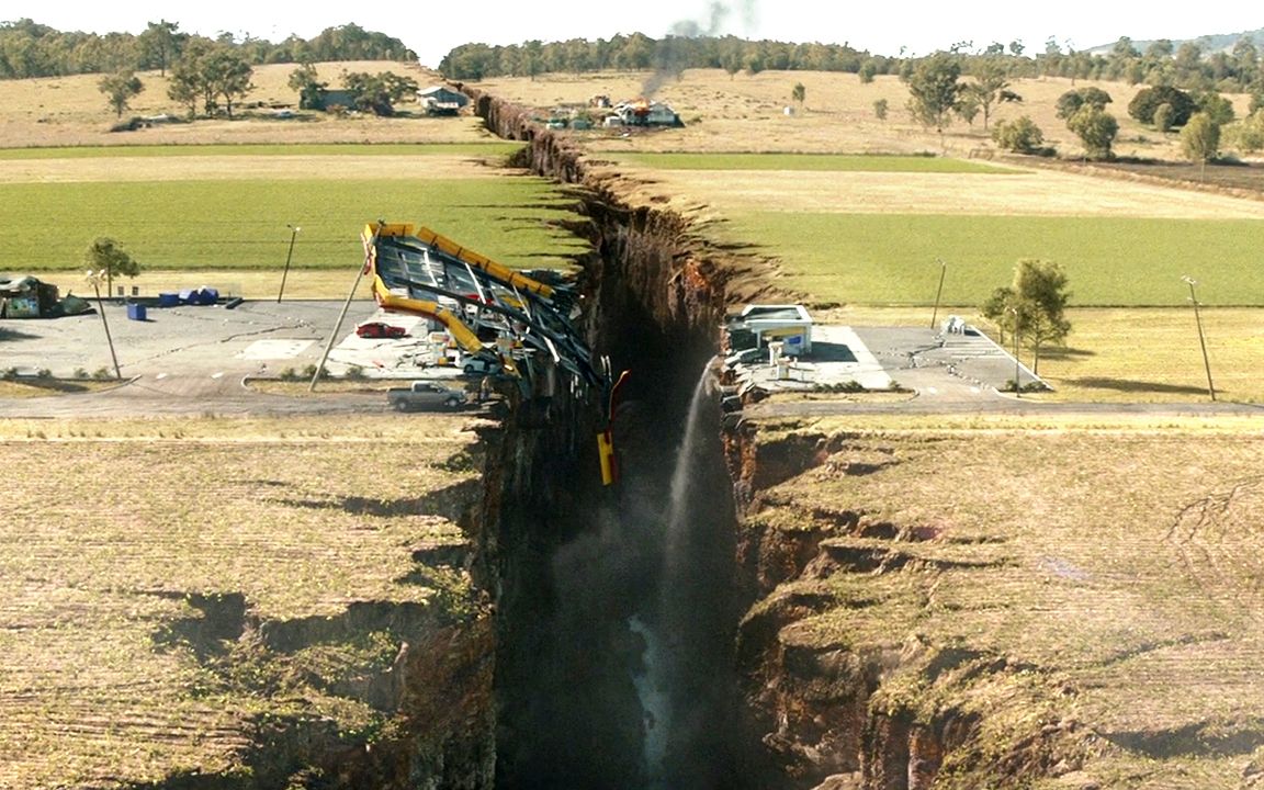 [图]史上最强9.6级地震来袭，大地直接被撕裂，城市瞬间变成了地狱！速看灾难电影《末日崩塌》