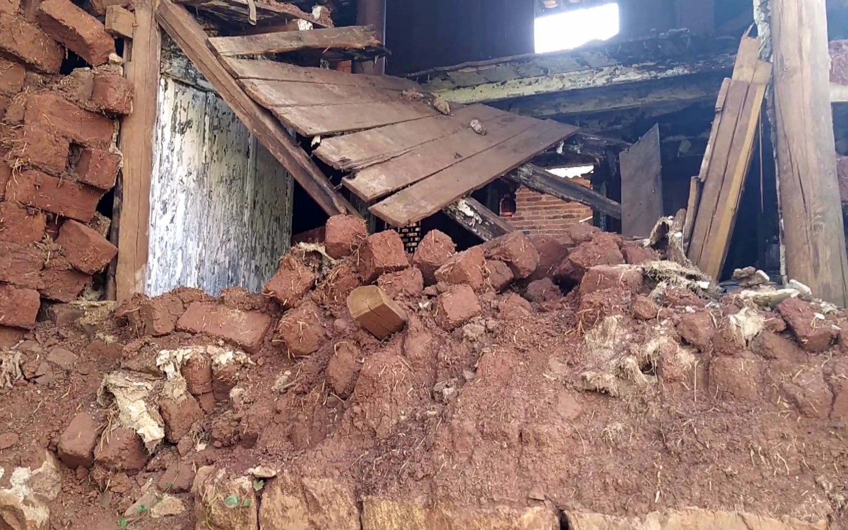 农村小伙在城里打工老家的房子倒塌了媳妇带孩子目前住在娘家