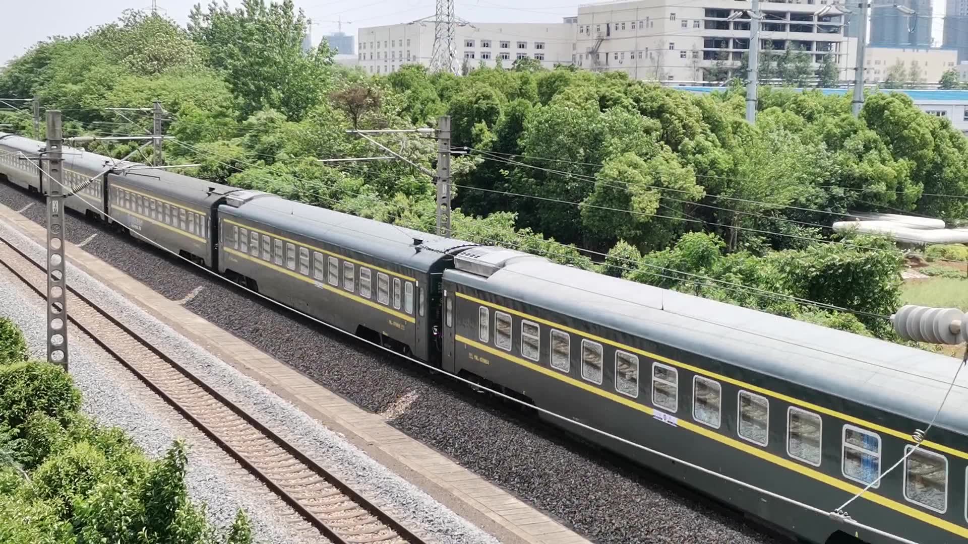 【要素过多】滁州市会峰大桥拍车 上海开往西宁的z376次 国产青藏25t