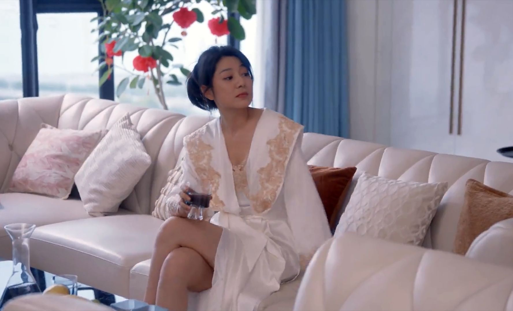 饶静穿真丝睡衣身材尽显,赵方刚看直眼红了耳根:风韵犹存!