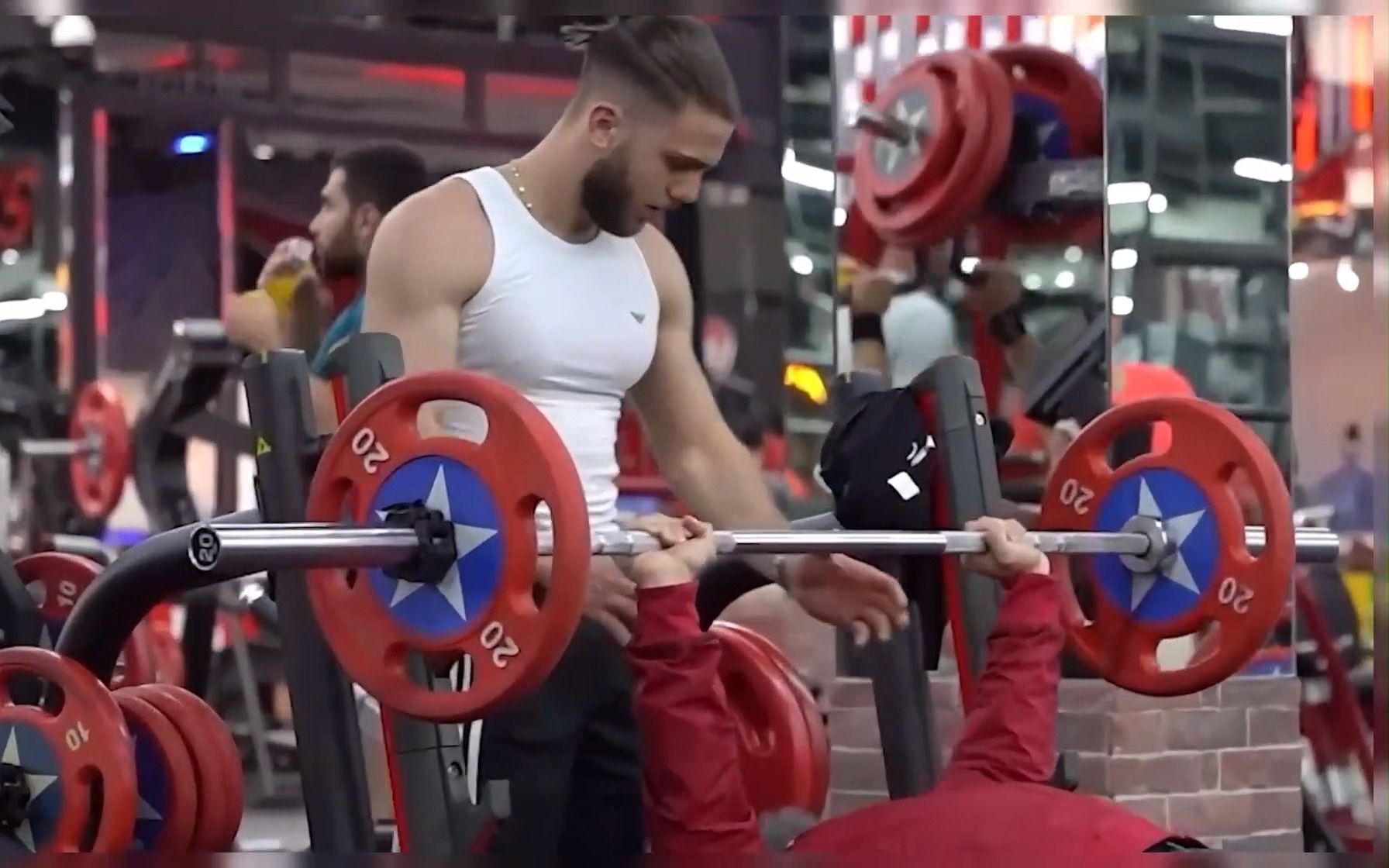 举重大佬假扮成老年人,去健身房扮猪吃老虎