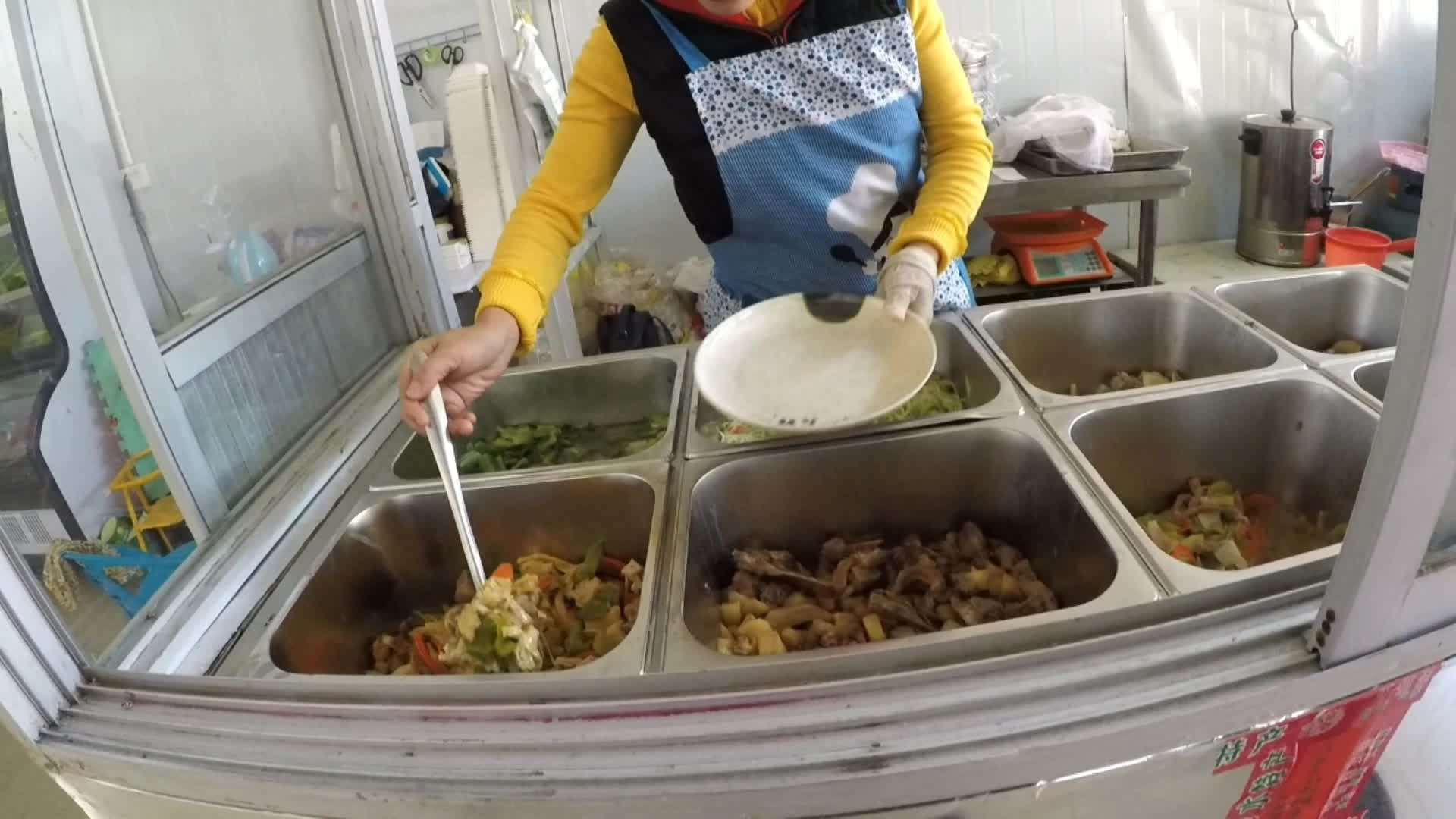 自驾游广西南宁到百色市,在百育镇路边吃十二块的快餐