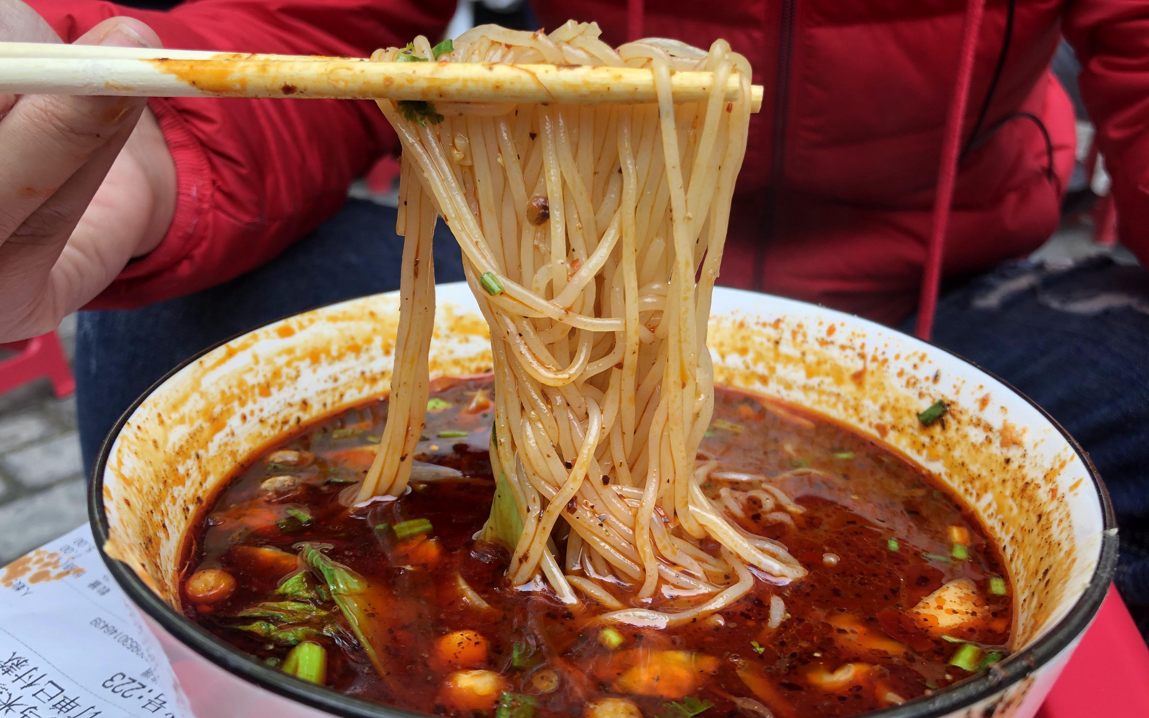 西安扛把子红油米线,7元一份,麻辣鲜香,没到饭点就排起长队,来迟没地