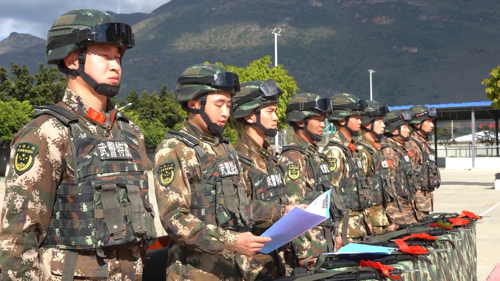 近日,武警红河支队举行授枪仪式,特殊"成人礼",开启新兵新征程.