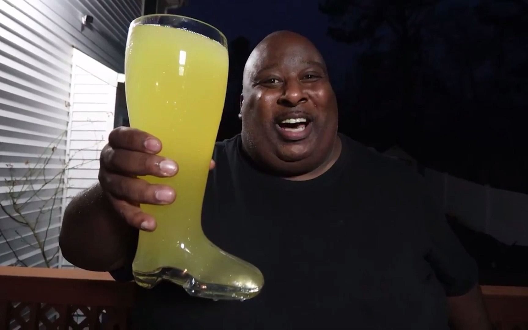 碳酸教父深渊巨喉美国人喝6罐满满一大杯来自英国的饮料