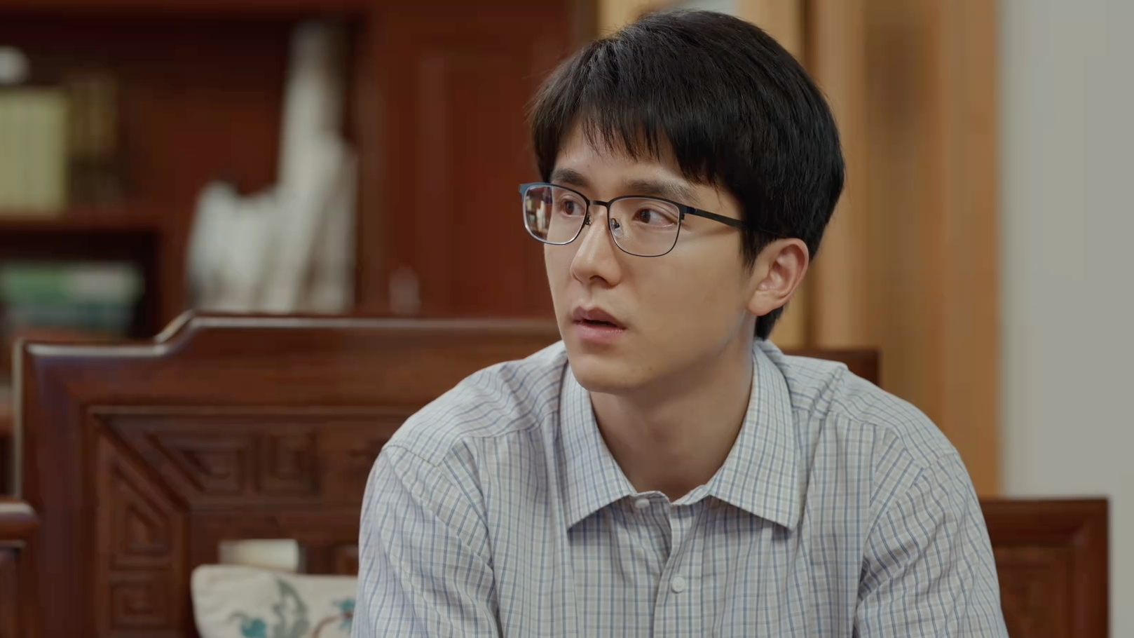 新人林志伟因为母亲的关系得以去拜访光明县的原一把手,本来是一次