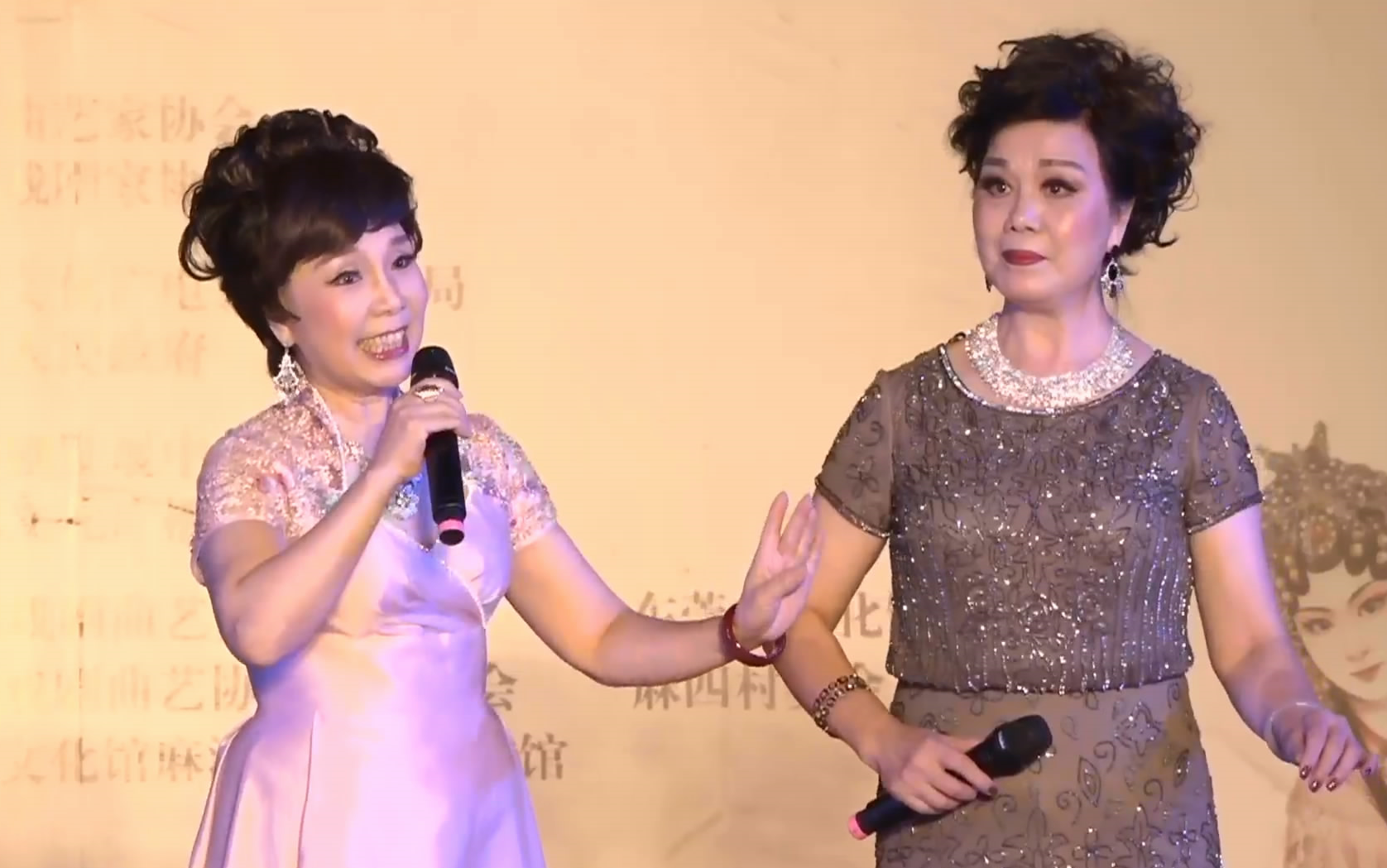 粤曲对唱《白鹤榕荫》(倪惠英,何萍)_哔哩哔哩 (゜-゜)つロ 干杯