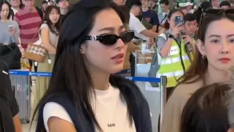邝玲墨镜一摘，听取哇声一片～她真的越素越俊