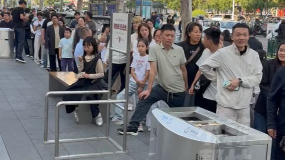 #媒体原创河南新乡。国庆假期全国游客打卡胖东来。游客：排队前告知预计三个小时，但就是很想逛一逛。“这么中  那么燃  十一假期来河南”。